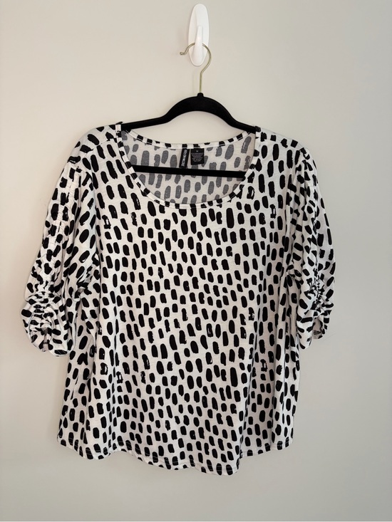 Kristin nicole Tops - Scoop Neck Short Sleeve Top in Black & White Dot Print
